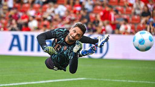 Sven Ulreich hechtet nach dem Ball in Unterhaching.