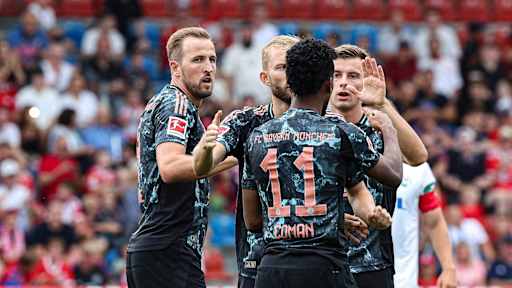Harry Kane, Konrad Laimer, Kingsley Coman und Gabriel Vidovic jubeln in den dunklen FC Bayern Trikots