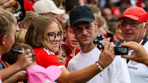 Joshua Kimmich in Weiß nahm sich rund um das Spiel gegen Tirol in Haching Zeit für die Fans