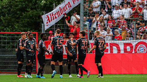 Eric Dier, Konrad Laimer und mehrer Spieler vom Campus jubeln in Unterhaching.