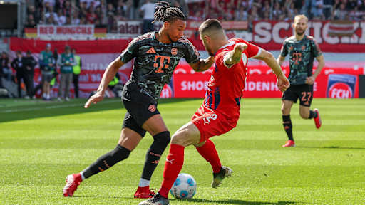 Michael Olise im Zweikampf mit einem Heidenheim-Spieler.
