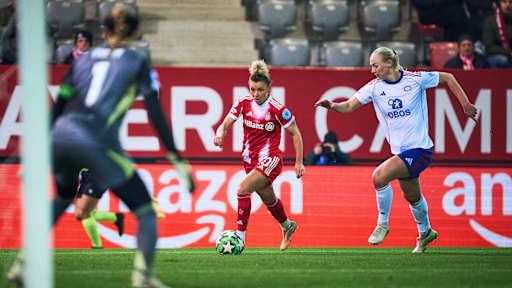 Linda Dallmann führt den Ball im Trikot der FC Bayern Frauen.