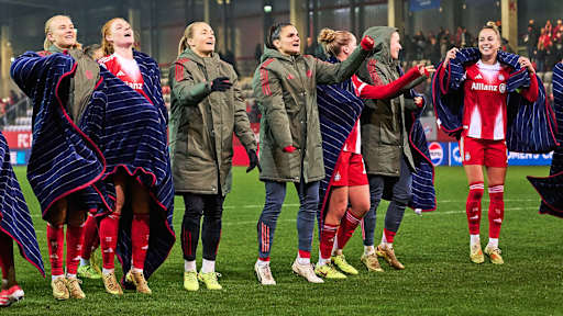 Jubel nach der Entscheidung vor den Fans: Die FC Bayern Frauen stehen direkt im CL-Viertelfinale