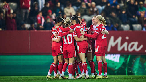 Die FC Bayern Frauen jubeln über das frühe 1:0 von Momoko Tanikawa
