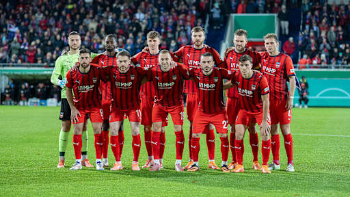 Das Team des 1. FC Heidenheim vor einem Bundesliga-Spiel.
