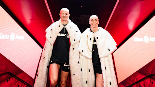 Pernille Harder und Magdalena Eriksson bei der Vertragsverlängerung in der Allianz Arena.