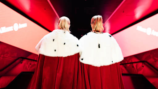 Pernille Harder und Magdalena Eriksson bei der Vertragsverlängerung in der Allianz Arena.