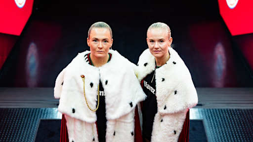 Pernille Harder und Magdalena Eriksson bei der Vertragsverlängerung in der Allianz Arena.