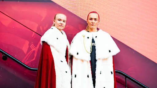 Pernille Harder und Magdalena Eriksson bei der Vertragsverlängerung in der Allianz Arena.