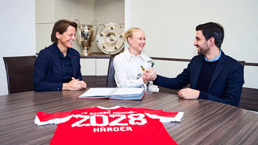 Pernille Harder bei der Vertragsverlängerung an der Säbener Straße.