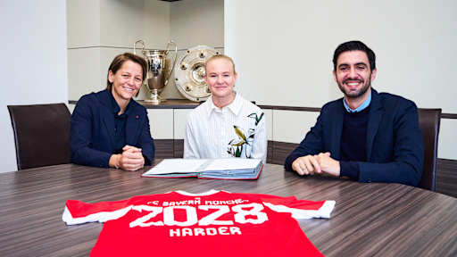 Pernille Harder und Magdalena Eriksson bei der Vertragsverlängerung.