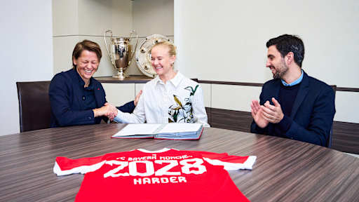 Pernille Harder und Magdalena Eriksson bei der Vertragsverlängerung in der Allianz Arena.