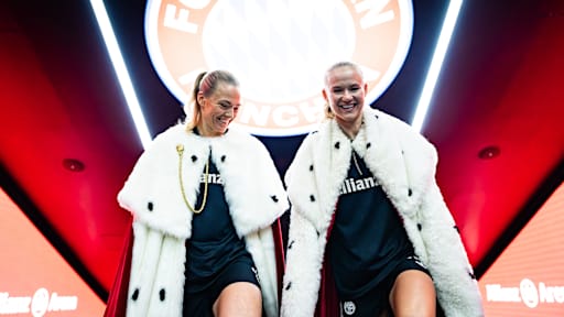 Pernille Harder und Magdalena Eriksson bei der Vertragsverlängerung in der Allianz Arena.