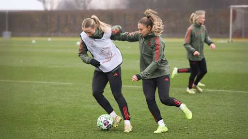 Franziska Kett und Kathi Naschenweng im Zweikampf während einer Trainingseinheit der FC Bayern Frauen.