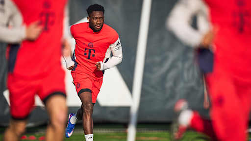 Alphonso Davies im Abschlusstraining des FC Bayern vor dem Bundesliga-Auswärtsspiel beim 1. FC Heidenheim.