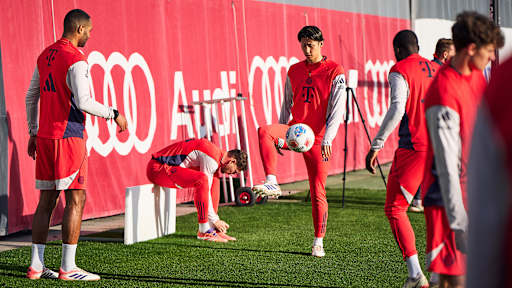 Jonathan Tah und Hiroki Ito im Abschlusstraining des FC Bayern vor dem Bundesliga-Auswärtsspiel beim 1. FC Heidenheim.