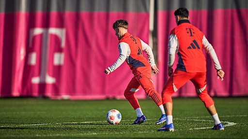 Lennart Karl dribbelt mit dem Ball im Abschlusstraining des FC Bayern vor dem Bundesliga-Auswärtsspiel beim 1. FC Heidenheim.