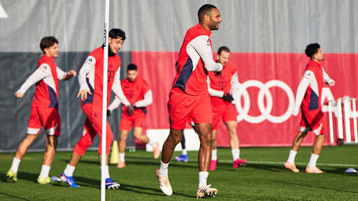 Aleksandar Pavlovic und Jonathan Tah im Abschlusstraining des FC Bayern vor dem Bundesliga-Auswärtsspiel beim 1. FC Heidenheim.