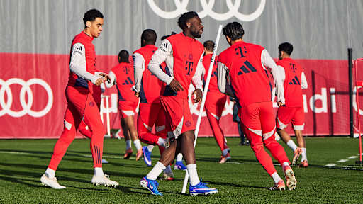 Jamal Musiala und Alphonso Davies im Abschlusstraining des FC Bayern vor dem Bundesliga-Auswärtsspiel beim 1. FC Heidenheim.