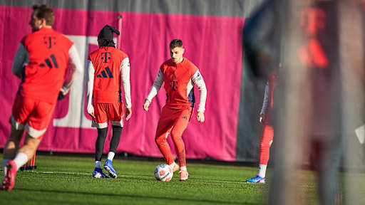 Josip Stanisic im Abschlusstraining des FC Bayern vor dem Bundesliga-Auswärtsspiel beim 1. FC Heidenheim.