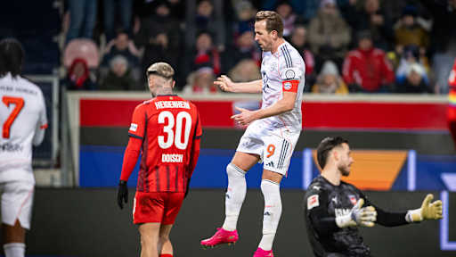 Harry Kane jubelt nach dem 4:0 im Bundesliga-Spiel des FC Bayern in Heideenheim
