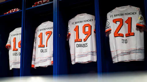 Weiße Auswärtstrikots des FC Bayern hängen in der Kabine in Heidenheim.