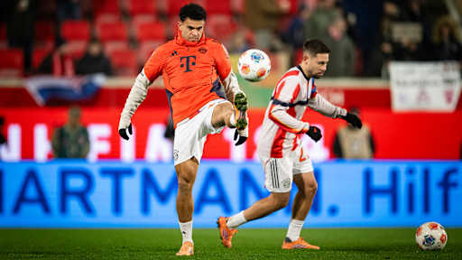 Luis Diaz beim Warm-Up vor dem Bundesliga-Spiel des FC Bayern in Heidenheim.