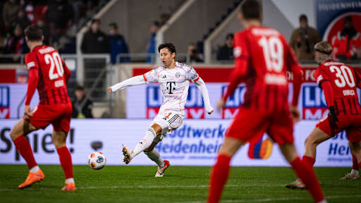 Hiroki Ito am Ball im Bundesliga-Spiel des FC Bayern in Heidenheim.