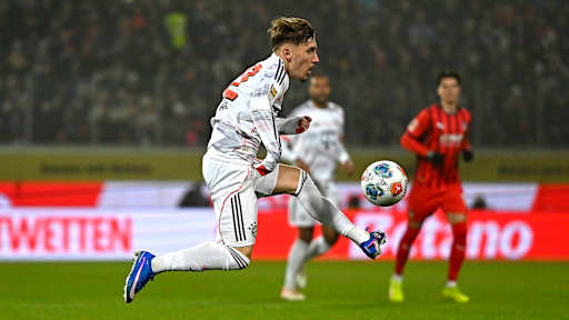 Lennart Karl am Ball im Bundesliga-Spiel des FC Bayern in Heidenheim.