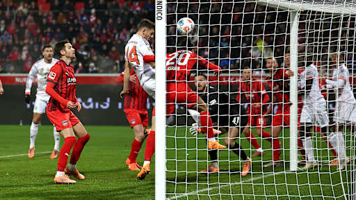 Josip Stanisic trifft per Kopf zum 1:0 im Bundesliga-Spiel des FC Bayern in Heidenheim.