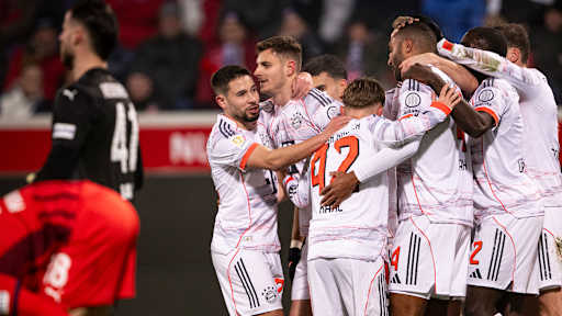 Josip Stanisic jubelt mit den Kollegen nach dem 1:0 im Bundesliga-Spiel des FC Bayern in Heidenheim.