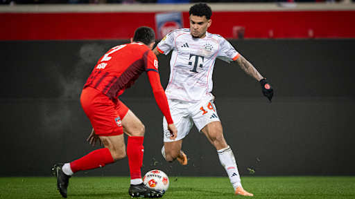 Luis Diaz im Zweikampf im Bundesliga-Spiel des FC Bayern in Heidenheim.