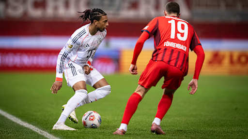 Michael Olise am Ball im Bundesliga-Spiel des FC Bayern in Heidenheim.