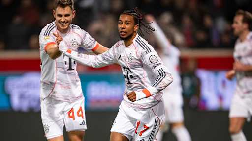 Michael Olise jubelt nach dem 2:0 im Bundesliga-Spiel des FC Bayern in Heidenheim.