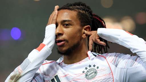 Michael Olise deckt sein rechtet Auge ab beim Kubel nach dem 2:0 im Bundesliga-Spiel des FC Bayern in Heidenheim.