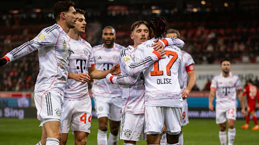 Lennart Karl und Michael Olise jubeln gemeinsam nach dem 2:0 im Bundesliga-Spiel des FC Bayern in Heidenheim.