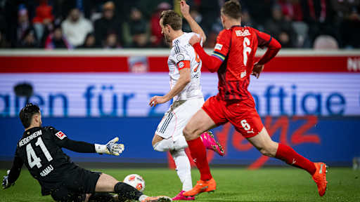 Harry Kane legt den Ball im Strafraum an Keeper Ramaj vorbei im Bundesliga-Spiel des FC Bayern in Heidenheim.