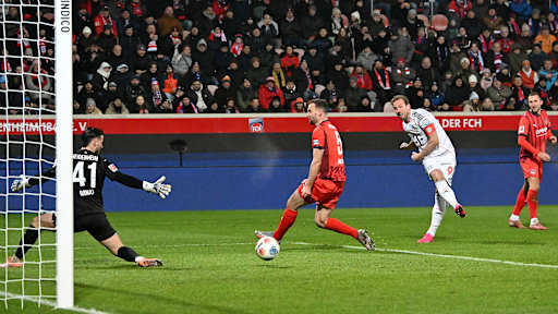 Harry Kane beim Torabschluss im Bundesliga-Spiel des FC Bayern in Heidenheim.