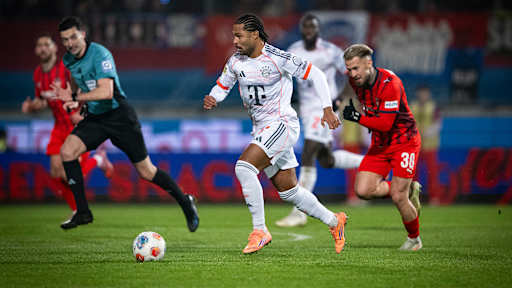 Serge Gnabry am Ball im Bundesliga-Spiel des FC Bayern in Heidenheim.