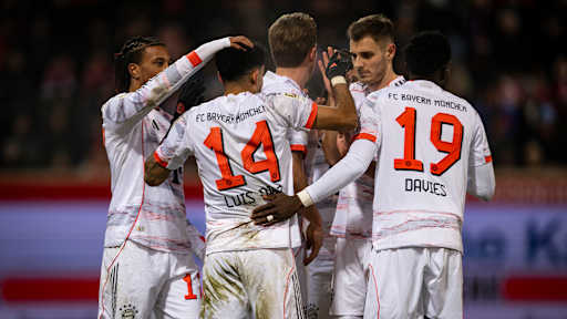 Spieler des FC Bayern jubeln nach dem 3:0 mim Bundesliga-Spiel des FC Bayern in Heidenheim.