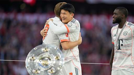 Der FC Bayern bejubelt den Gewinn der Deutschen Meisterschaft 2025 auf dem Rasen der Allianz Arena.