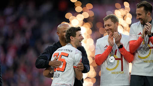 Der FC Bayern bejubelt den Gewinn der Deutschen Meisterschaft 2025 auf dem Rasen der Allianz Arena.