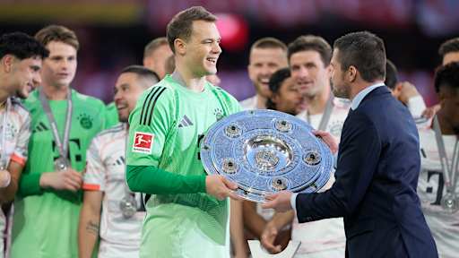 Der FC Bayern bejubelt den Gewinn der Deutschen Meisterschaft 2025 auf dem Rasen der Allianz Arena.