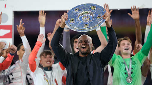 Der FC Bayern bejubelt den Gewinn der Deutschen Meisterschaft 2025 auf dem Rasen der Allianz Arena.