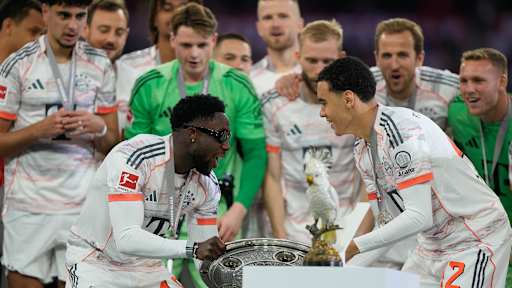 Der FC Bayern bejubelt den Gewinn der Deutschen Meisterschaft 2025 auf dem Rasen der Allianz Arena.