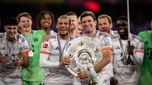 Der FC Bayern bejubelt den Gewinn der Deutschen Meisterschaft 2025 auf dem Rasen der Allianz Arena.