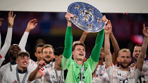 Der FC Bayern bejubelt den Gewinn der Deutschen Meisterschaft 2025 auf dem Rasen der Allianz Arena.