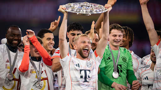 Der FC Bayern bejubelt den Gewinn der Deutschen Meisterschaft 2025 auf dem Rasen der Allianz Arena.