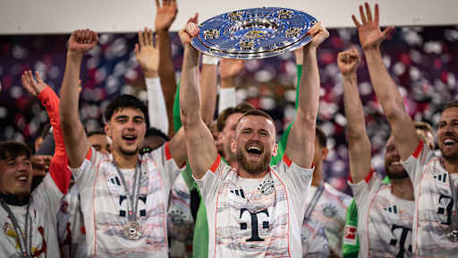 Der FC Bayern bejubelt den Gewinn der Deutschen Meisterschaft 2025 auf dem Rasen der Allianz Arena.