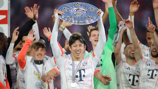 Der FC Bayern bejubelt den Gewinn der Deutschen Meisterschaft 2025 auf dem Rasen der Allianz Arena.